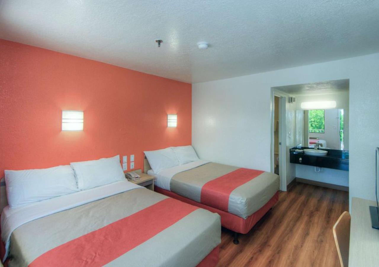 Key Inn Macedonia エクステリア 写真